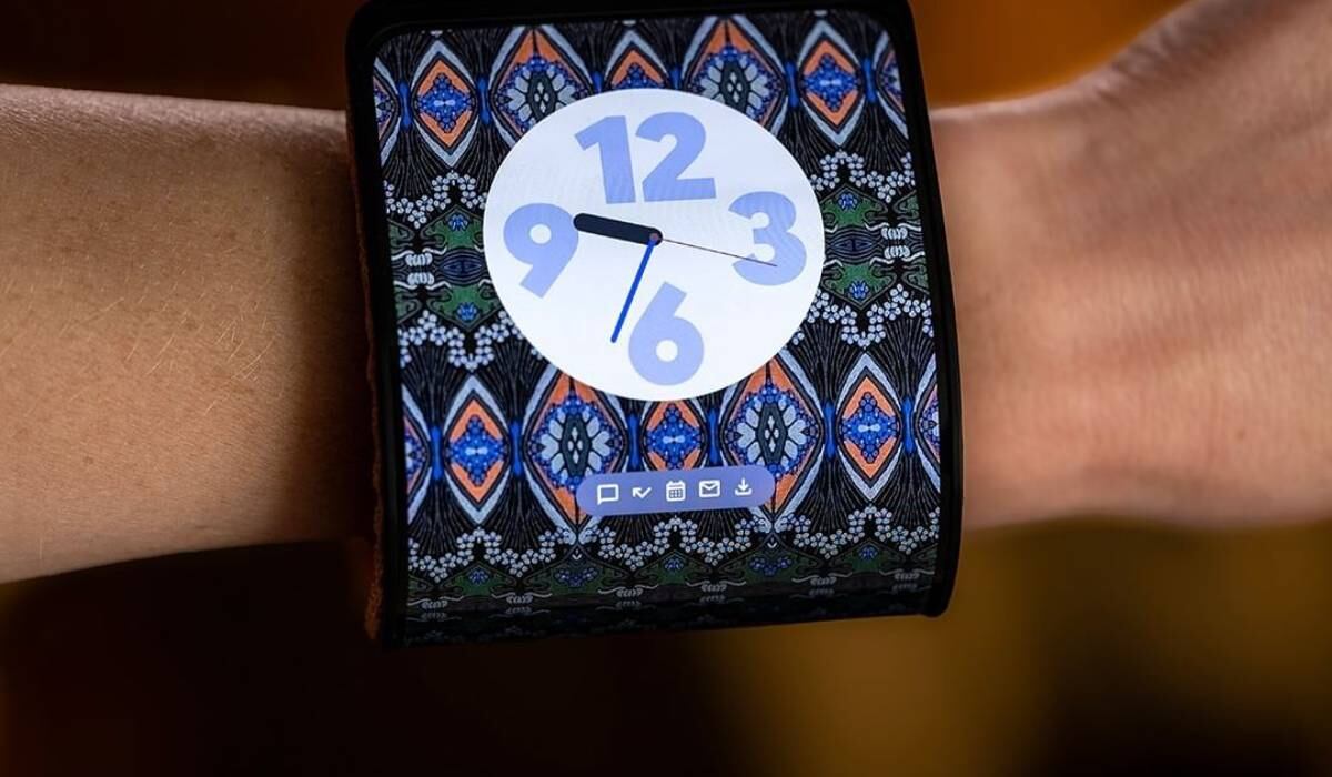 Motorola presenta un nuevo tipo de pantalla plegable que convierte el teléfono en una manilla.