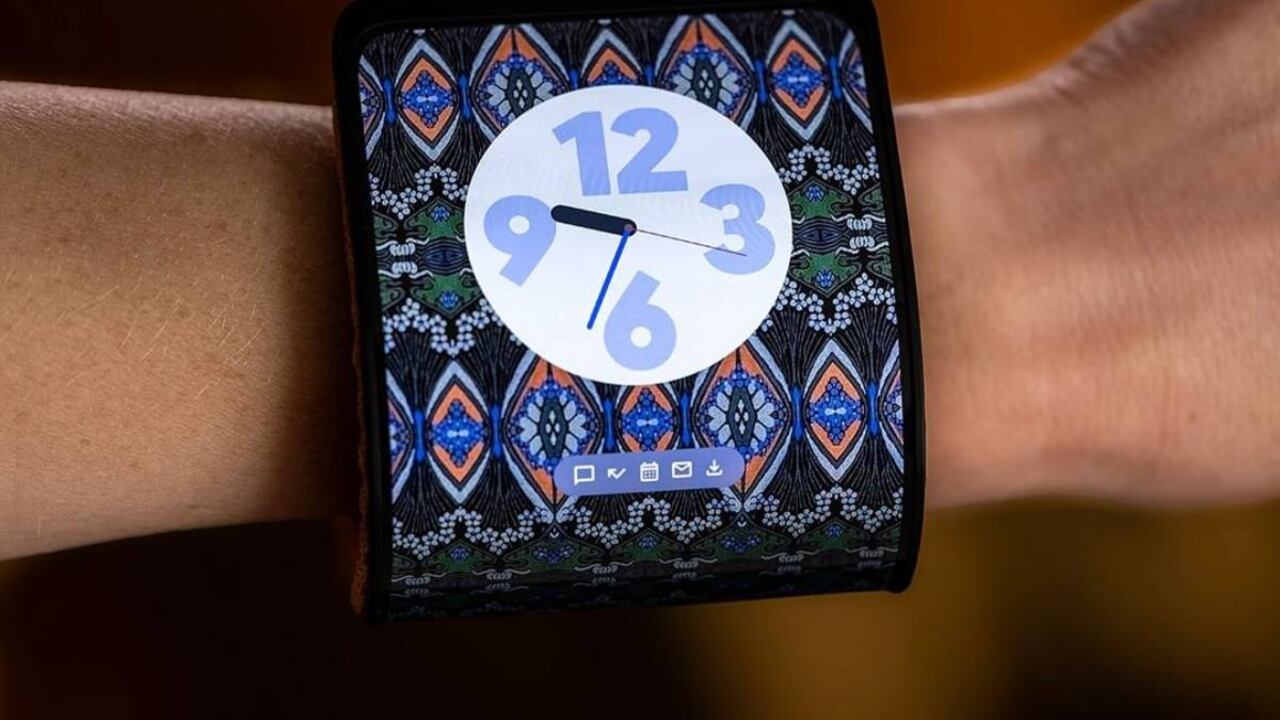 Motorola presenta un nuevo tipo de pantalla plegable que convierte el teléfono en una manilla.