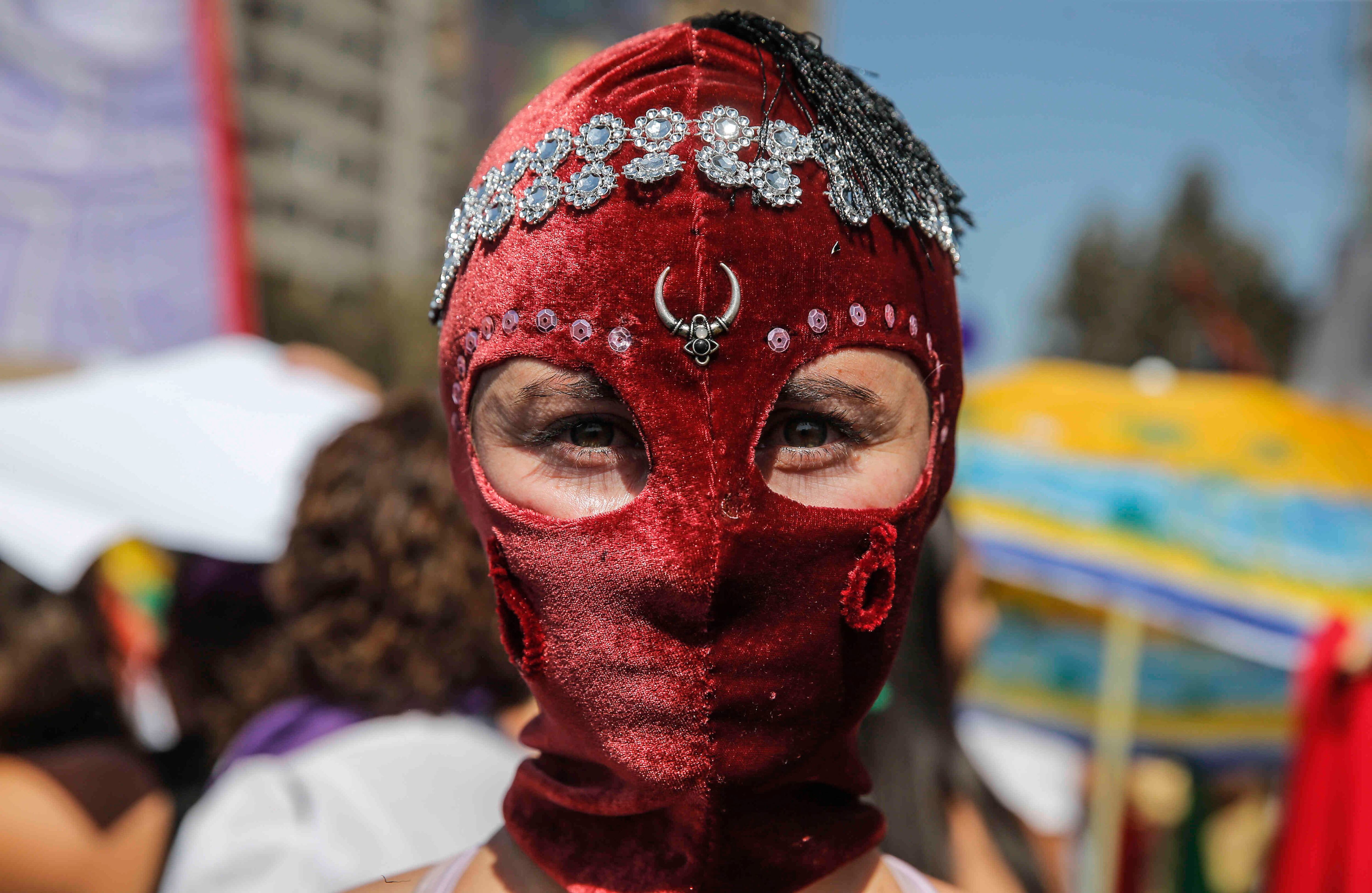 Una mujer marcha en Santiado de Chile durante una protesta por el Día Internacional de la Mujer, el 8 de marzo de 2020.  Miles se tomaron las calles del mundo durante el día. (Foto: Javier Torres / AFP)