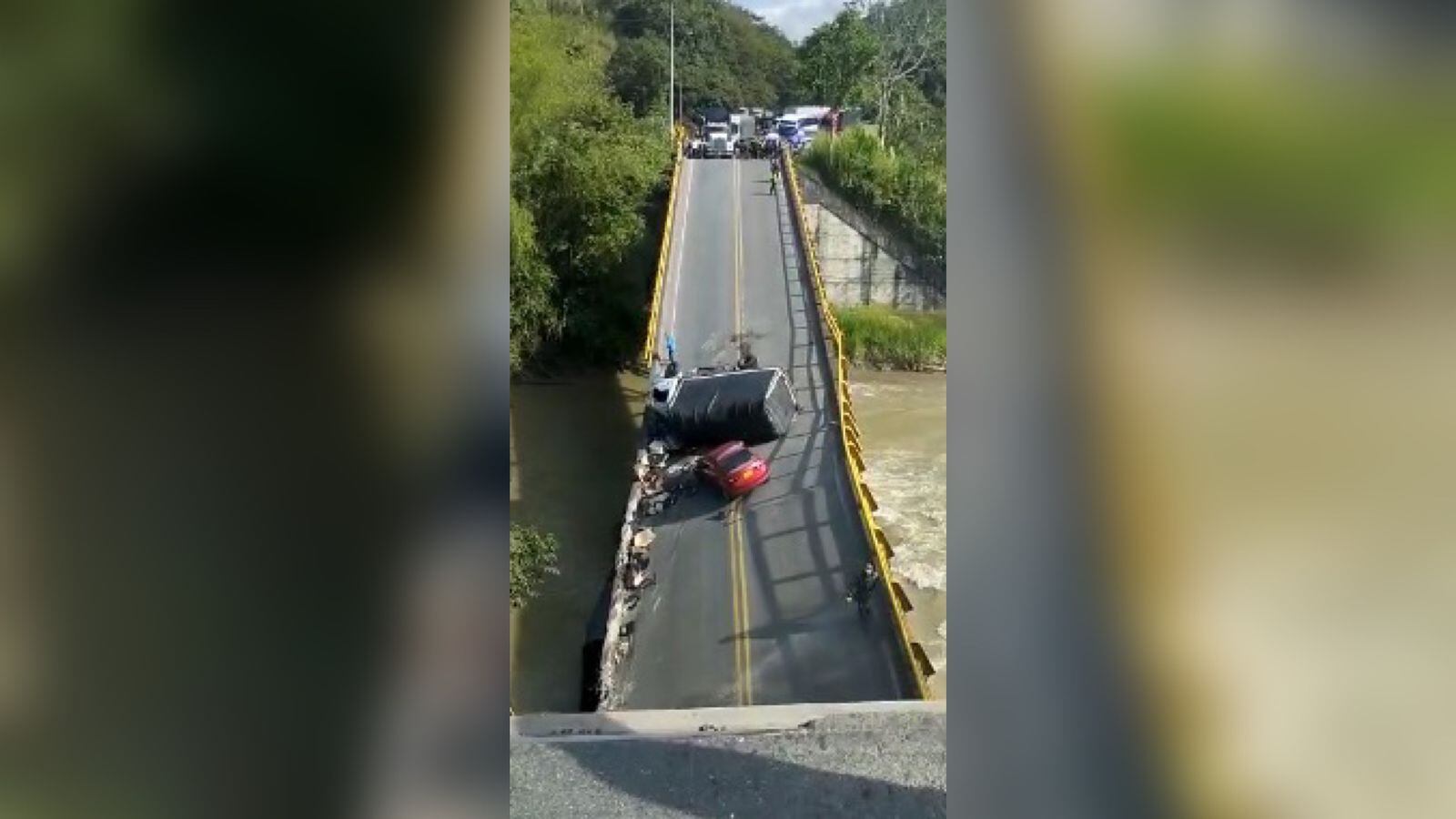 El puente vehicular cedió cuando varios vehículos estaban cruzando.