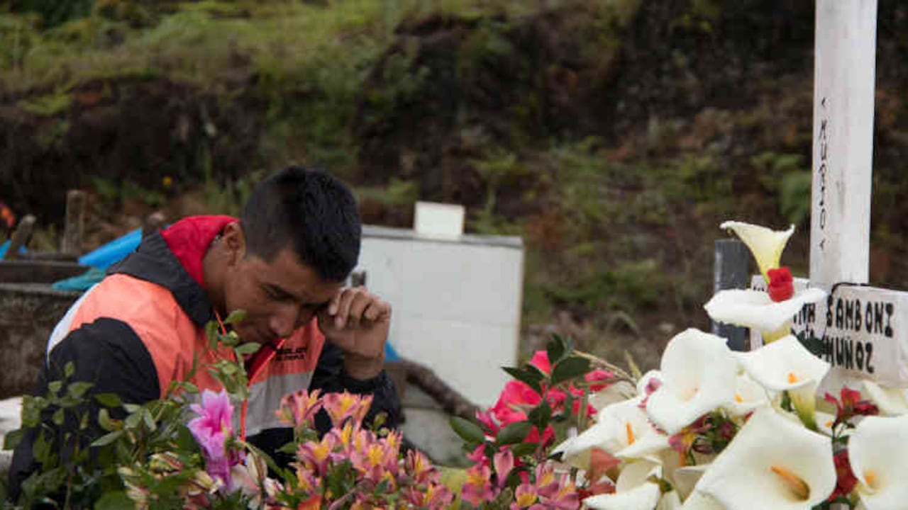Don Juvencio Samboní junto a la tumba de Yuliana, en El Tambo.