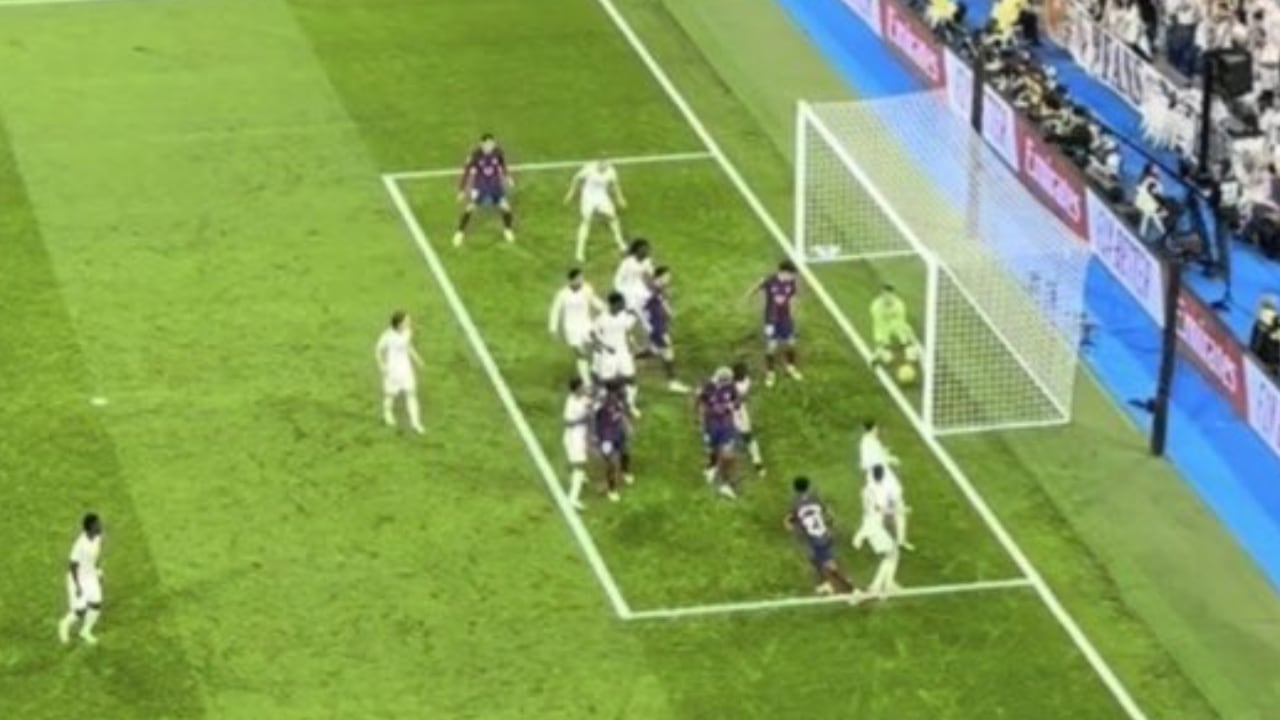 El momento exacto en el que Lunin saca la pelota debajo del arco