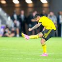 Con un minuto restante en el segundo partido de Ot Columbus Crew, el delantero Juan 'Cucho' Hernández (9) anota un gol con la red vacía durante el partido de semifinal de la Conferencia Este de fútbol de la MLS entre Orlando City SC y Columbus Crew el 25 de noviembre, en Orlando. , Florida. (Foto de Andrew Bershaw/Icon Sportswire vía Getty Images)