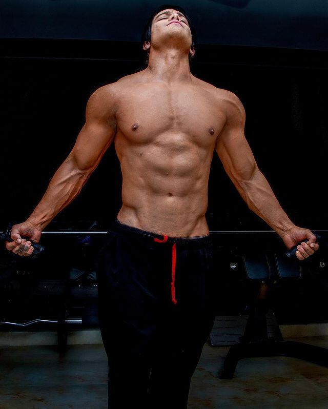 Yéferson Cossio sin tatuajes.