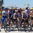 Los ciclistas oriundos de Dinamarca se pusieron al frente del pelotón para unirse en un sonoro aplauso