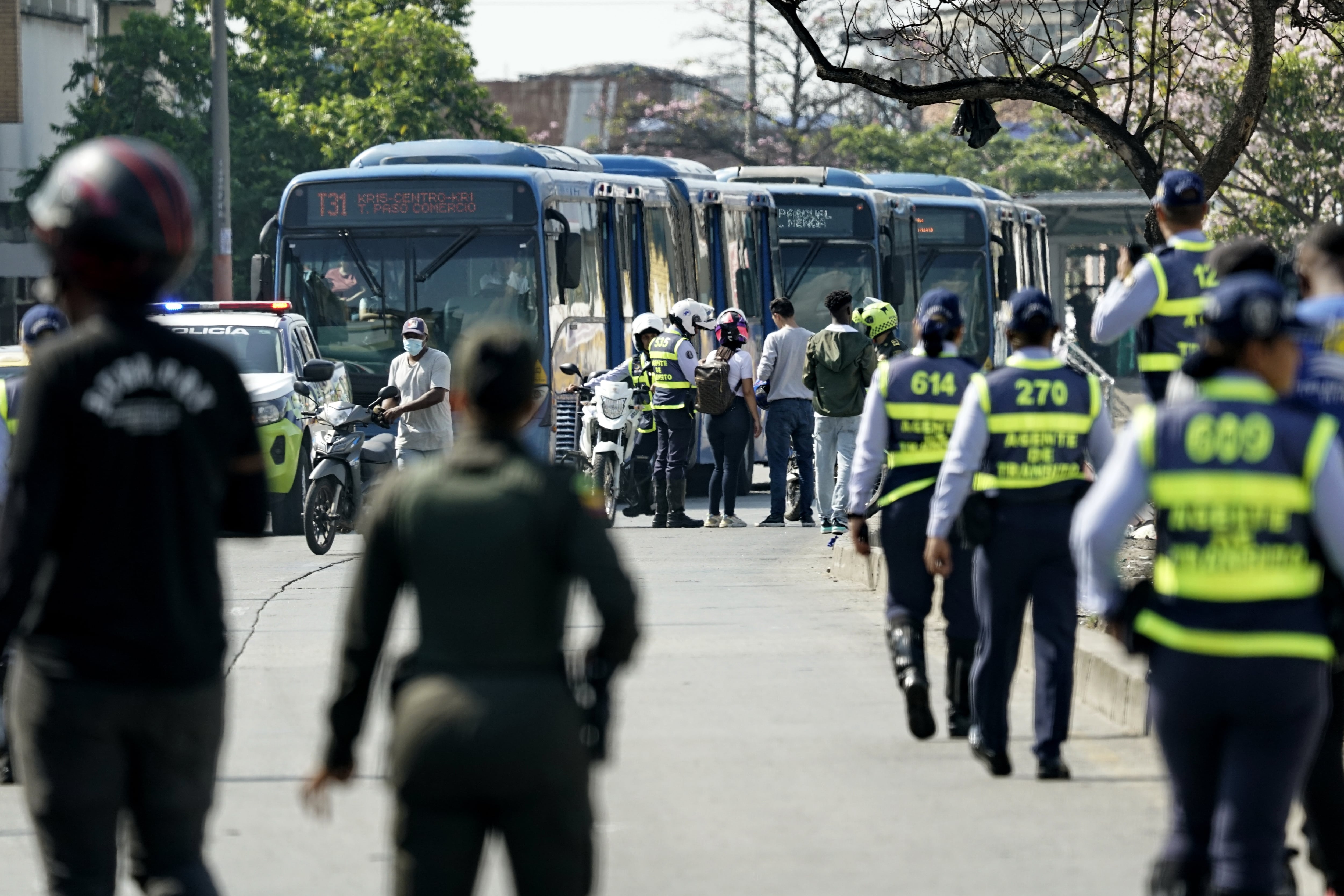 Los controles en el MIO no se detienen. Los operativos de las autoridades no solo se vienen realizando en estaciones y rutas, también en los carriles exclusivos del Sistema. Este fin de semana, los controles fueron en el centro de Cali, donde se vieron imágenes como esta, de personas que pese a incumplir la norma, impiden a como de lugar los procedimientos de la Policía y Movilidad