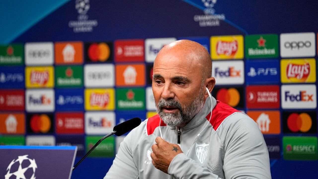 El entrenador en jefe del Sevilla, Jorge Sampaoli, habla con los medios en una conferencia de prensa antes del partido de fútbol del Grupo G de la Liga de Campeones entre el Borussia Dortmund y el FC Sevilla en Dortmund, Alemania, el lunes 10 de octubre de 2022.