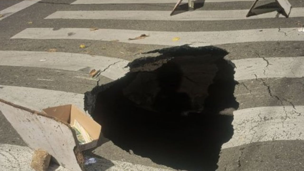 Hueco de gran tamaño en la carrera 39 con calle 59, entre los barrios Los Ángeles y Boston, obligó al cierre preventivo de la vía mientras se investiga una posible falla en redes de EPM.