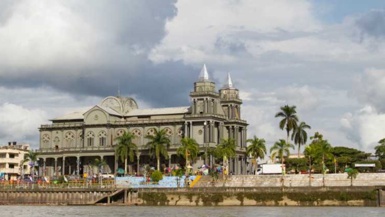 La Catedral de Quibdó desde el río Atrato. Fotos: Alex Guerrero