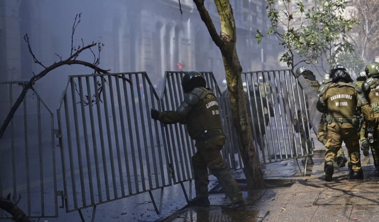 La policía tuvo que hacer uso de la fuerza con gases lacrimógenos