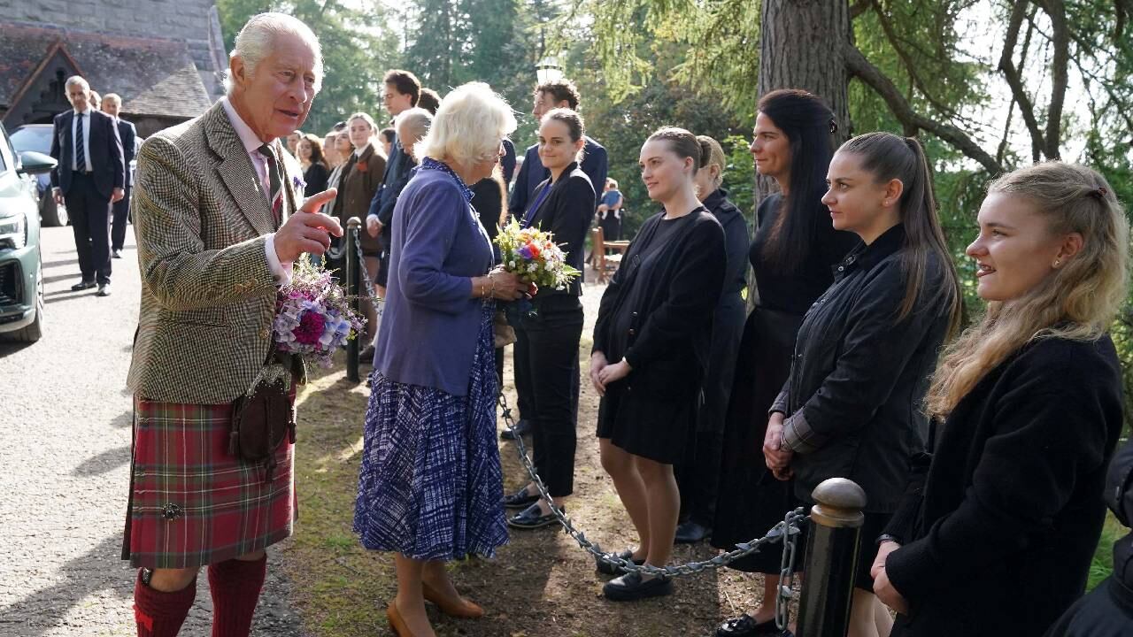 El rey Carlos y la reina Camila, tras salir de una iglesia cerca de Balmoral, Escocia.