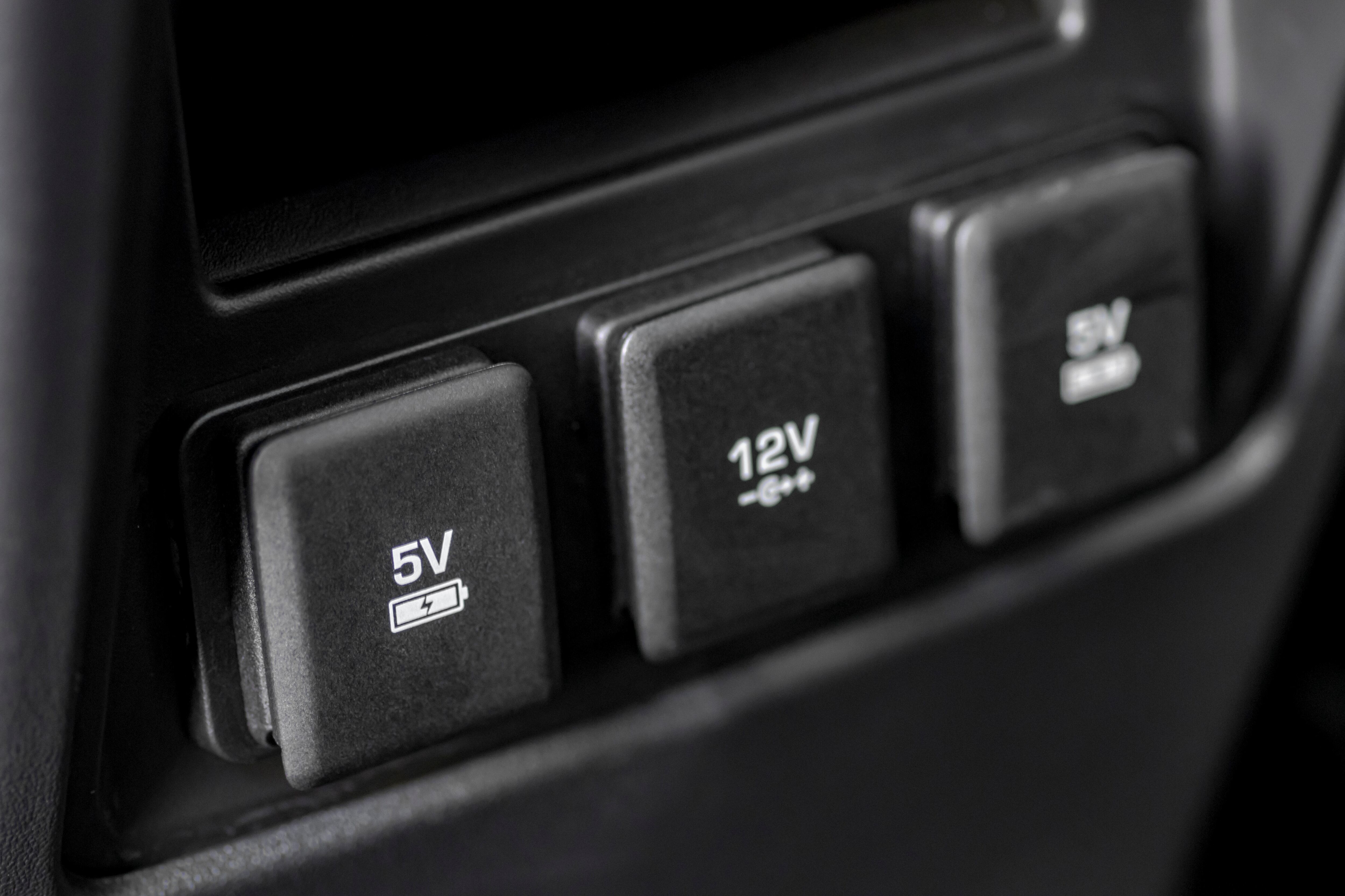 Hay elementos que por nada del mundo se deben conectar a los puertos de carga del vehículo.