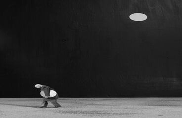 La condition humaine (la condición humana).  Gilbert Garcin nació en La Ciotat, Francia, en 1929.  Estudió en la Escuela Superior de Comercio de Marsella. Su vida la dedicó a un negocio familiar de venta de lámparas.