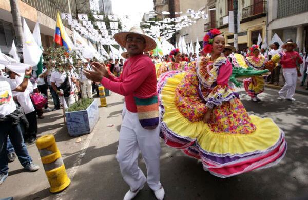 Diferentes comparsas marcharon sobre la carrera séptima y pasaron en frente del teatro Jorge Eliécer Gaitán. Fotografía: León Darío Peláez / SEMANA.