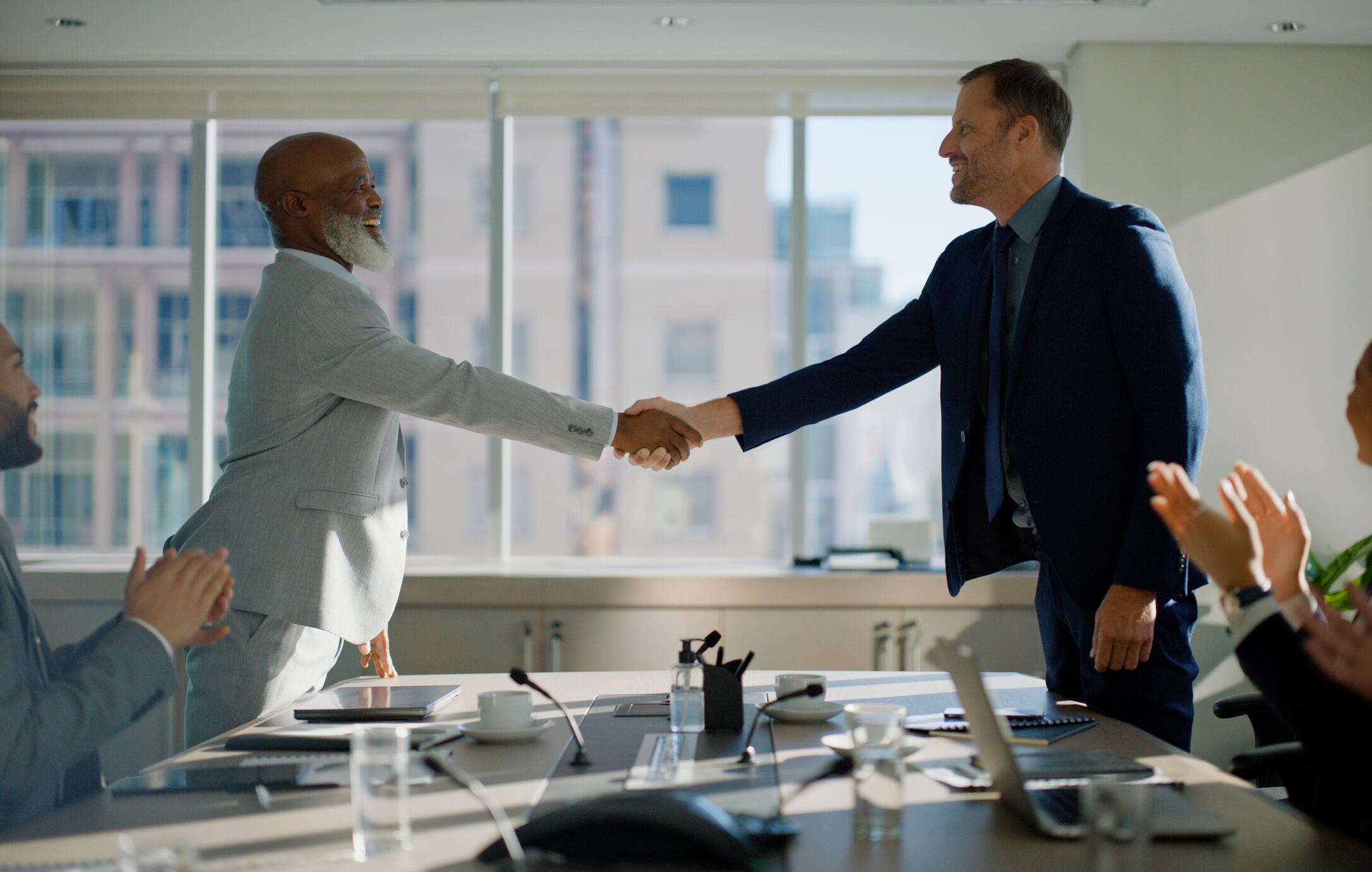 Entre los signos más destacados para recibir influencias positivas se encuentran aquellos conocidos por su determinación y liderazgo en el trabajo.