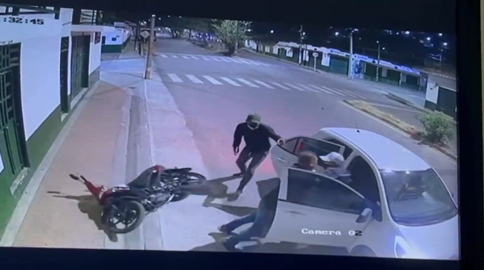 Para lograr la liberación del comerciante, tres kilómetros antes el Gaula hizo disparos disuasivos para “decirles a los bandidos vamos detrás de ustedes y no vamos a dejar que se escapen y por eso hicieron disparos al aire. Los tipos se bajan asustados y emprenden la huída”.