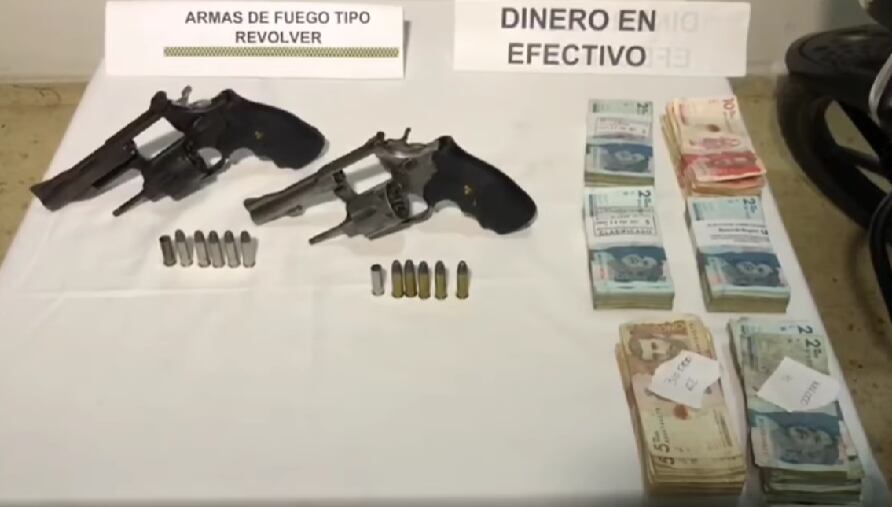 El dinero fue recuperado y las armas de fuego incautadas.