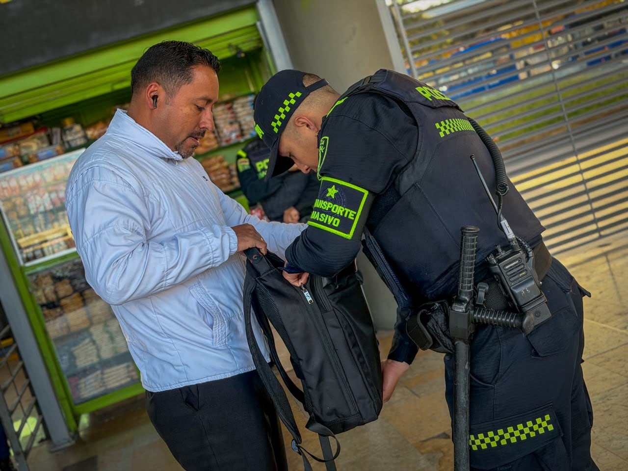 Uniformado de la policía realizando una revisión a una maleta.