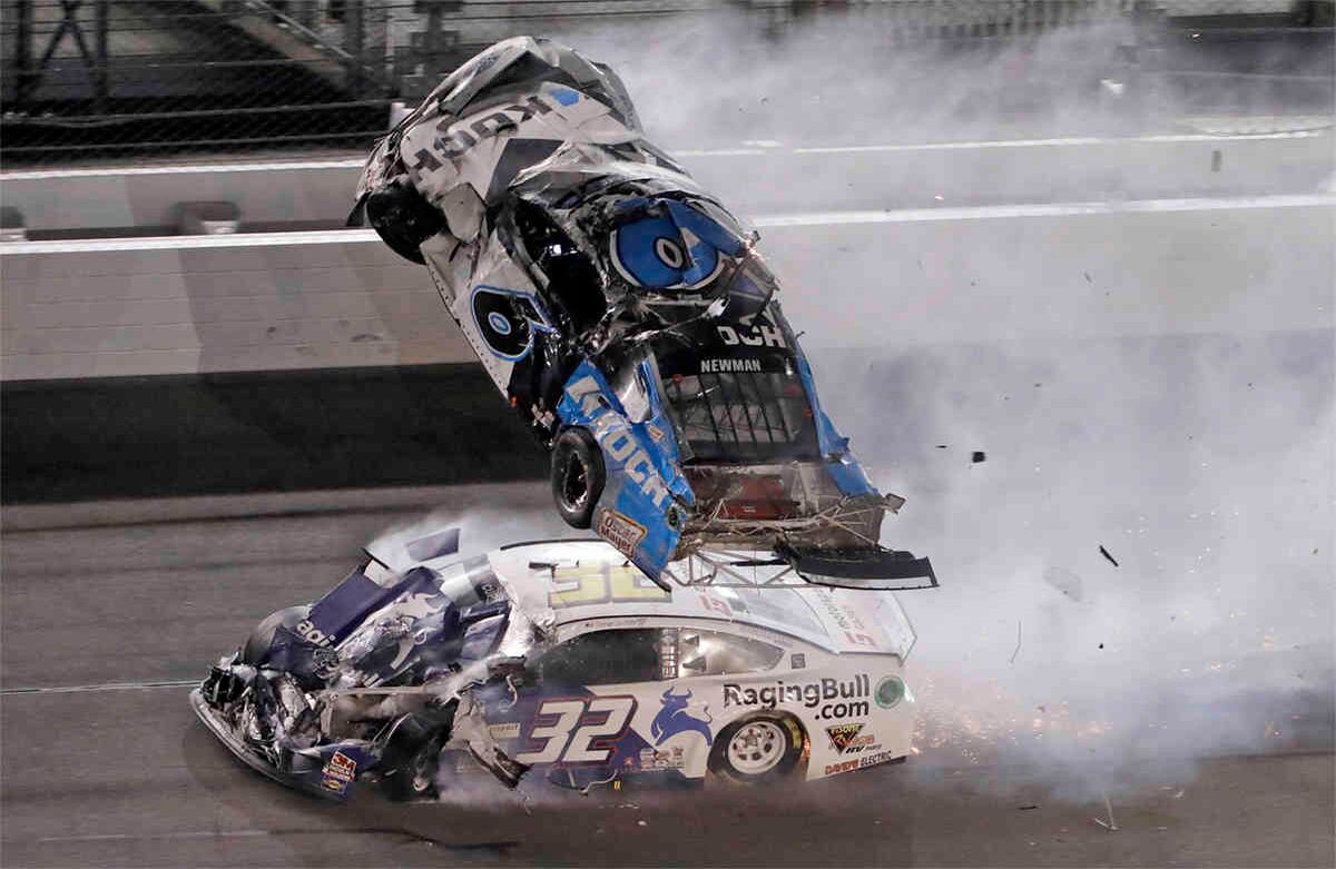 Ryan Newman (número 6) vuela después de chocar con Corey Lajoie (número 32), durante la carrera NASCAR Daytona 500, el 17 de febrero de 2020, en Daytona Beach, Florida. Foto: Chris O'Meara/ AP.
