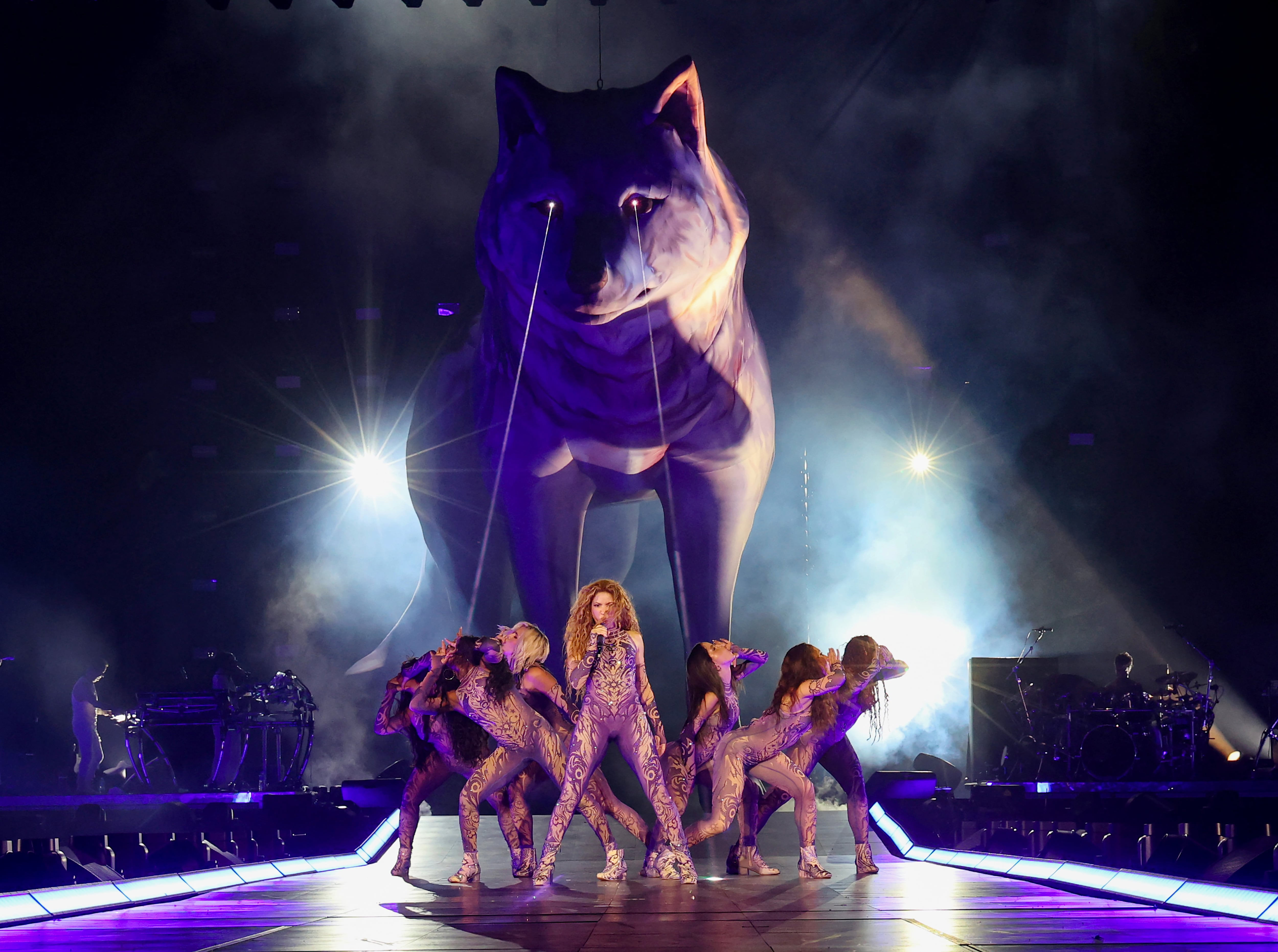 Shakira comenzó su "las mujeres ya no lloran Tour" en Rio de Janeiro con un espectacular concierto.