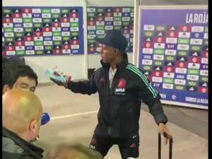 Momento en el que un miembro de la Selección Colombia le da un obsequio a la prensa Chilena en Zona Mixta después del partido