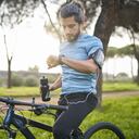 Practicar ejercicio regularmente es beneficioso para la salud.