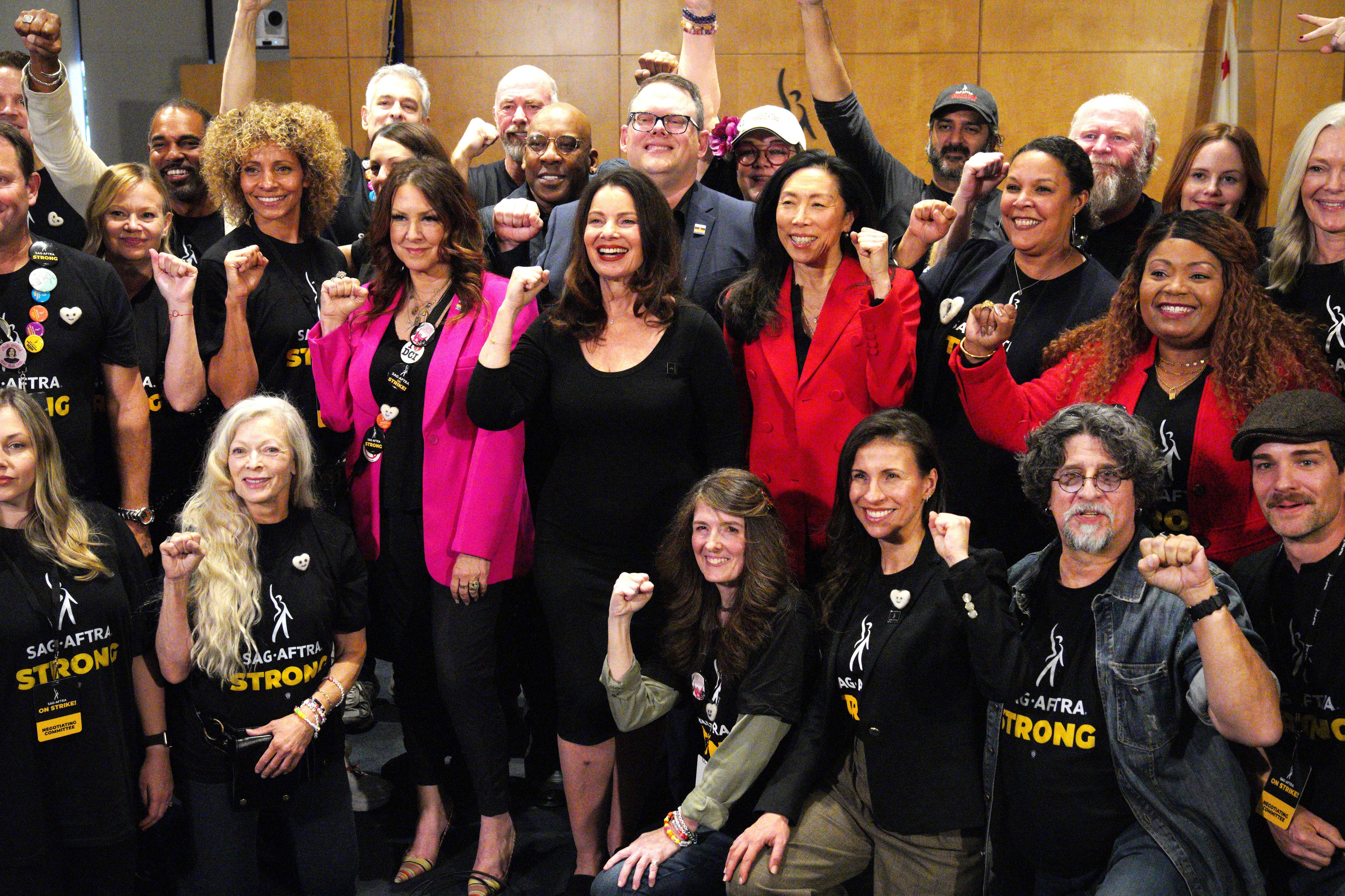 El acuerdo para un contrato por tres años se someterá a votación de los miembros del sindicato, que ahora sabrán lo que han ganado al pasar el verano y las primeras semanas del otoño en las protestas, en lugar de en los platós de cine y televisión.