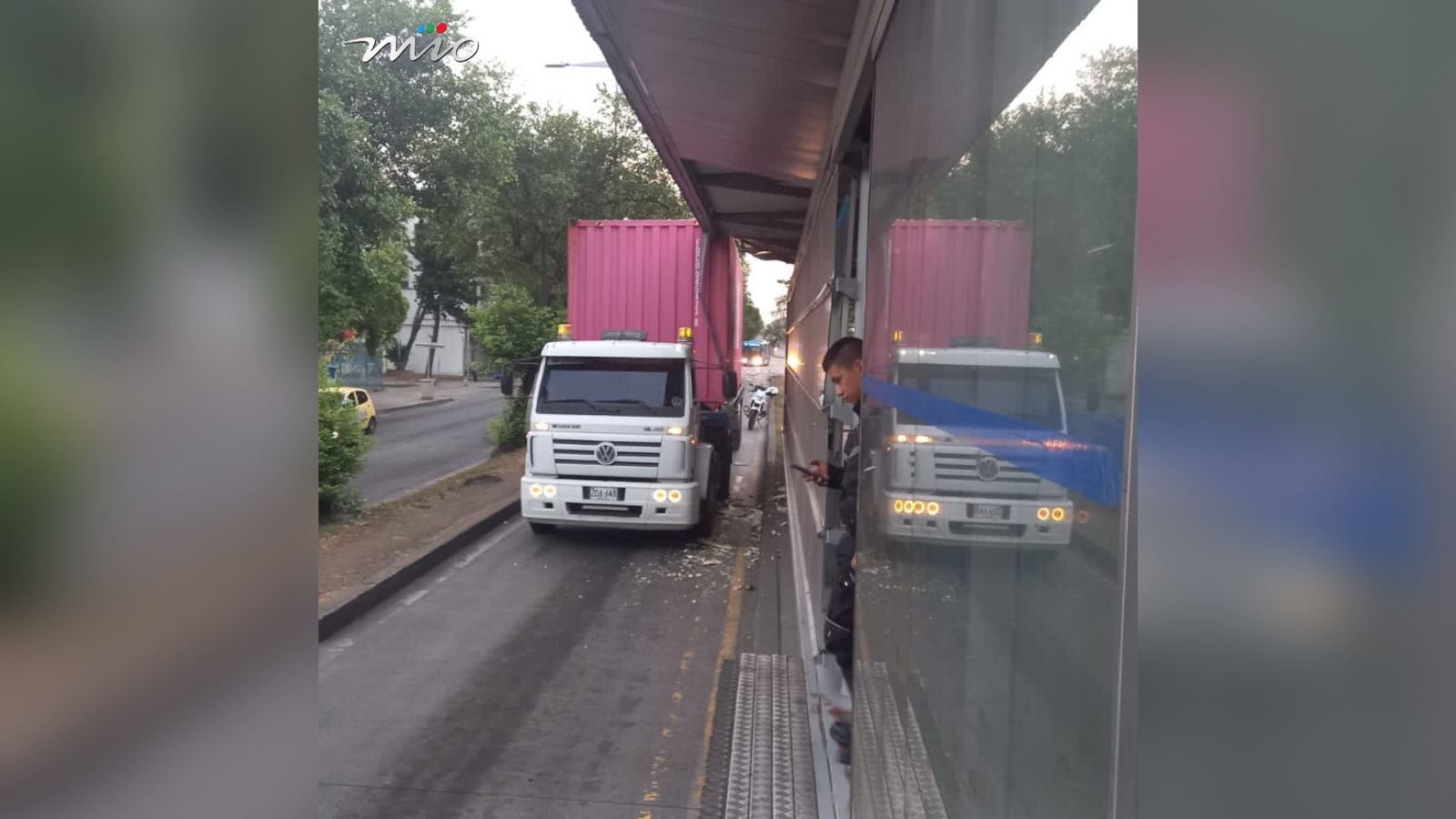 El camión es estrelló con el techo de la estación.