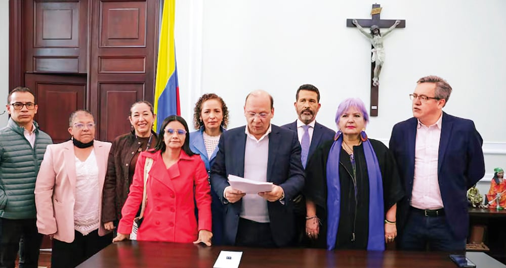 El ministro de Hacienda, Germán Ávila, junto con el director de la Dian, Luis Eduardo Llinás, y la directora del Dapre, Angie Rodríguez, en la radicación de la ley de financiamiento en el Congreso de la República.