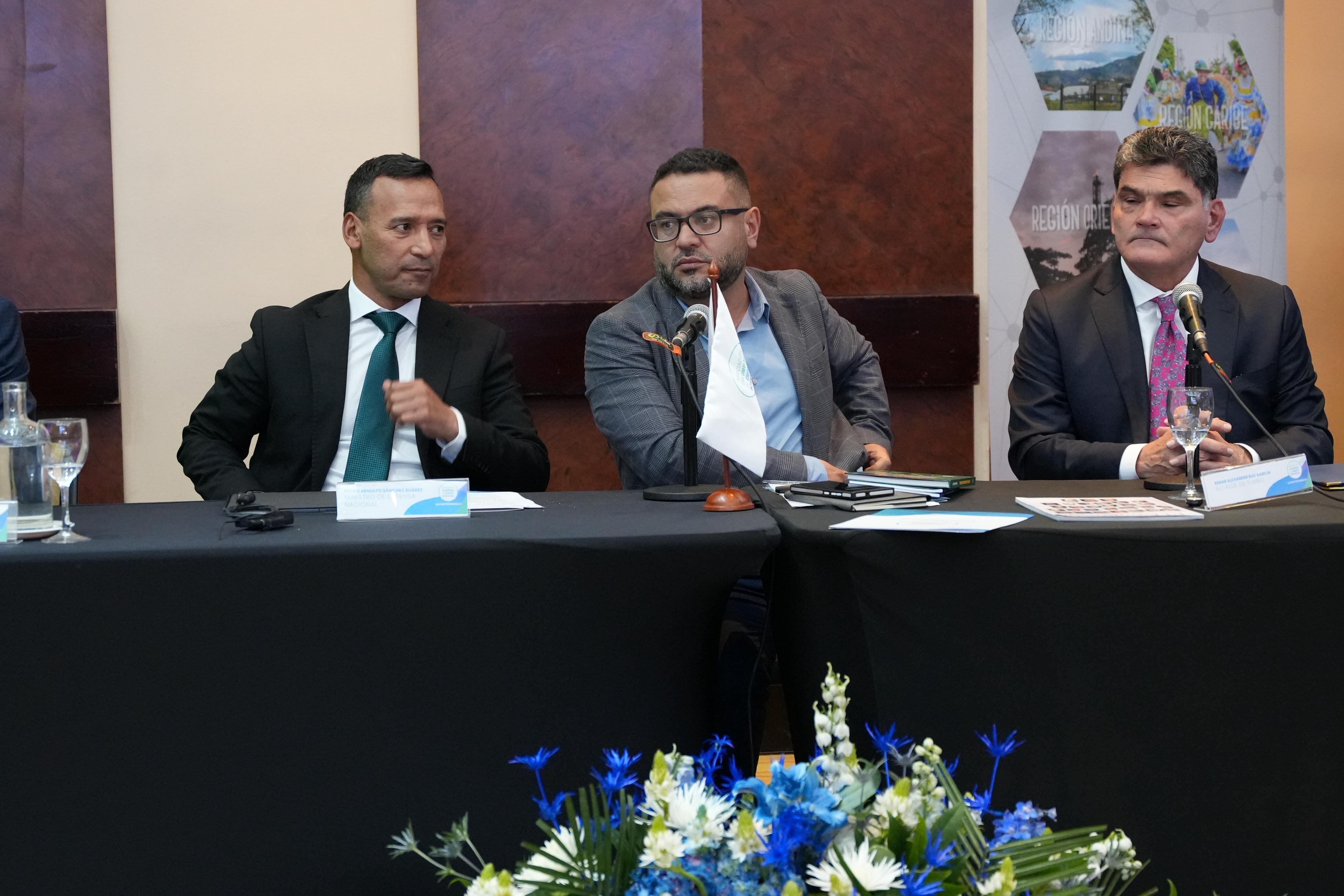 Ministro de Defensa, Pedro Sánchez; Santiago Ospina, director de Intermedias; Gregorio Eljach, procurador general
