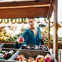Mujer está en un supermercado escogiendo alimentos orgánicos
