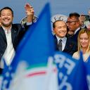 Desde la izquierda, Matteo Salvini de La Liga, Silvio Berlusconi de Forza Italia y Giorgia Meloni de Hermanos de Italia asisten al mitin final de la coalición de centro-derecha en el centro de Roma, el jueves 22 de septiembre de 2022. Los italianos votan el domingo por un nuevo Parlamento, y podrían elegir a su primer primer ministro de extrema derecha de la era de la posguerra. Si las encuestas de opinión se mantienen, Giorgia Meloni podría ser esa primera ministra, así como convertirse en la primera mujer en liderar un gobierno italiano. (AP Foto/Alessandra Tarantino)