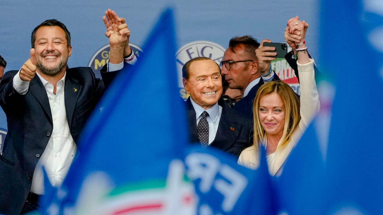 Desde la izquierda, Matteo Salvini de La Liga, Silvio Berlusconi de Forza Italia y Giorgia Meloni de Hermanos de Italia asisten al mitin final de la coalición de centro-derecha en el centro de Roma, el jueves 22 de septiembre de 2022. Los italianos votan el domingo por un nuevo Parlamento, y podrían elegir a su primer primer ministro de extrema derecha de la era de la posguerra. Si las encuestas de opinión se mantienen, Giorgia Meloni podría ser esa primera ministra, así como convertirse en la primera mujer en liderar un gobierno italiano. (AP Foto/Alessandra Tarantino)