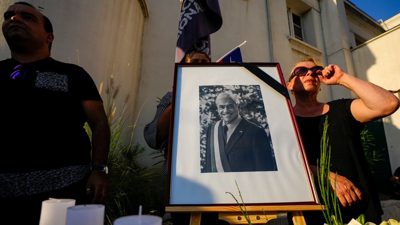 Un retrato del fallecido presidente chileno Sebastián Piñera adorna un monumento en el patio de la sede del partido político Renovación Nacional, en Santiago, Chile, el martes 6 de febrero de 2024. (Foto AP/Esteban Félix)