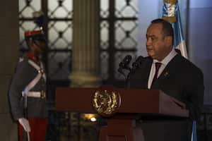 El mandatario también descartó que se pueda cometer un "golpe de Estado" a alguien que no ha asumido la Presidencia y reconoció que los incidentes se comenzaron a salir de "control y provocar caos" perjudicando la economía del país.