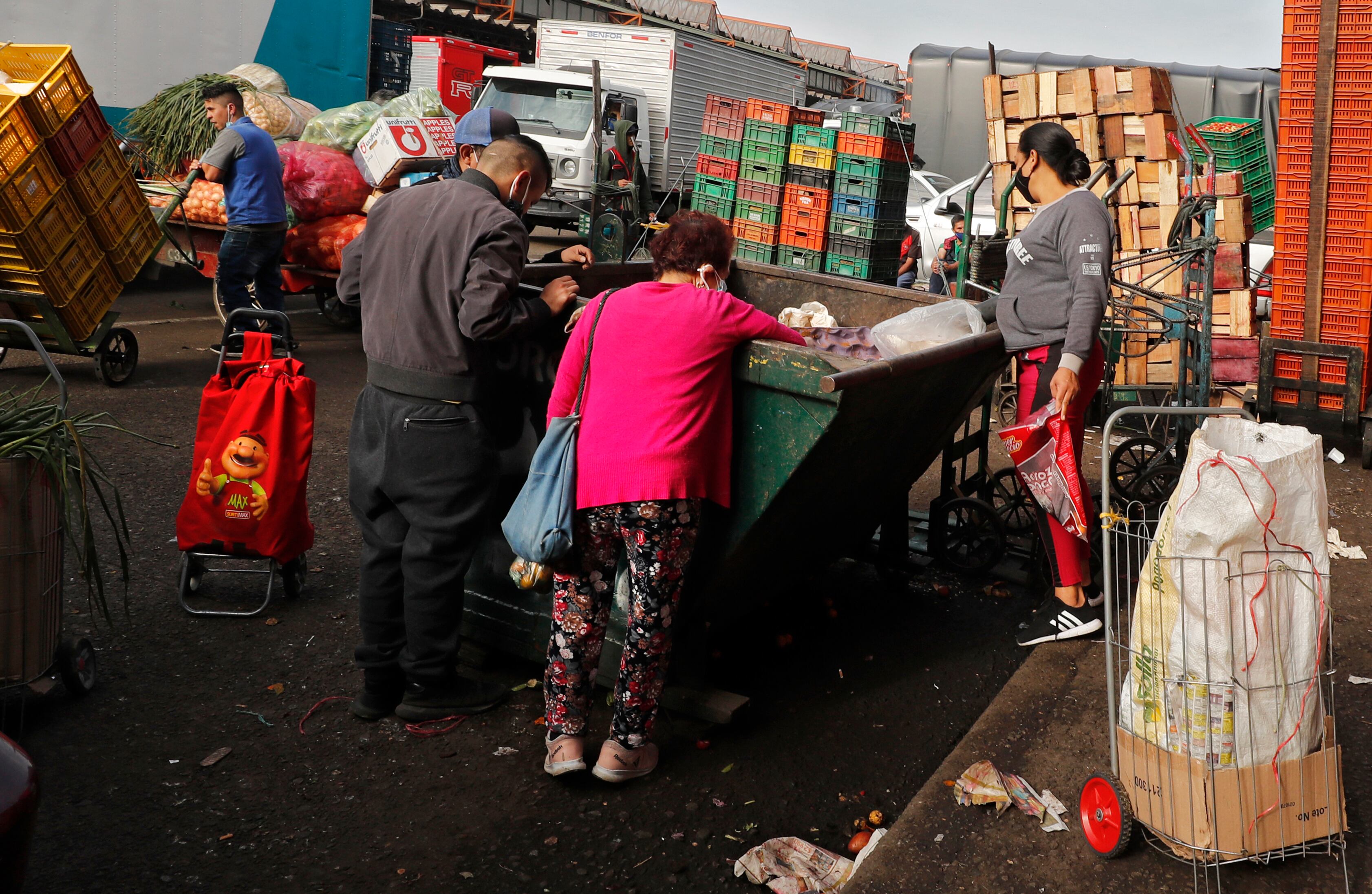 Pobreza
personas buscando alimentos en los residuos
basura
carestía
pobreza extrema
Bogotá febrero 9 del 2022
Foto Guillermo Torres Reina / Semana
