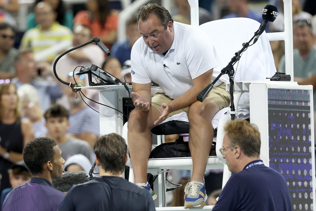 MASON, OHIO - AUGUST 16: Chair umpire Greg Allensworth explains a controversial match-ending point to Felix Auger-Aliassime of Canada and Jack Draper of Great Britain during Day 6 of the Cincinnati Open at the Lindner Family Tennis Center on August 16, 2024 in Mason, Ohio. Matthew Stockman/Getty Images/AFP (Photo by MATTHEW STOCKMAN / GETTY IMAGES NORTH AMERICA / Getty Images via AFP)