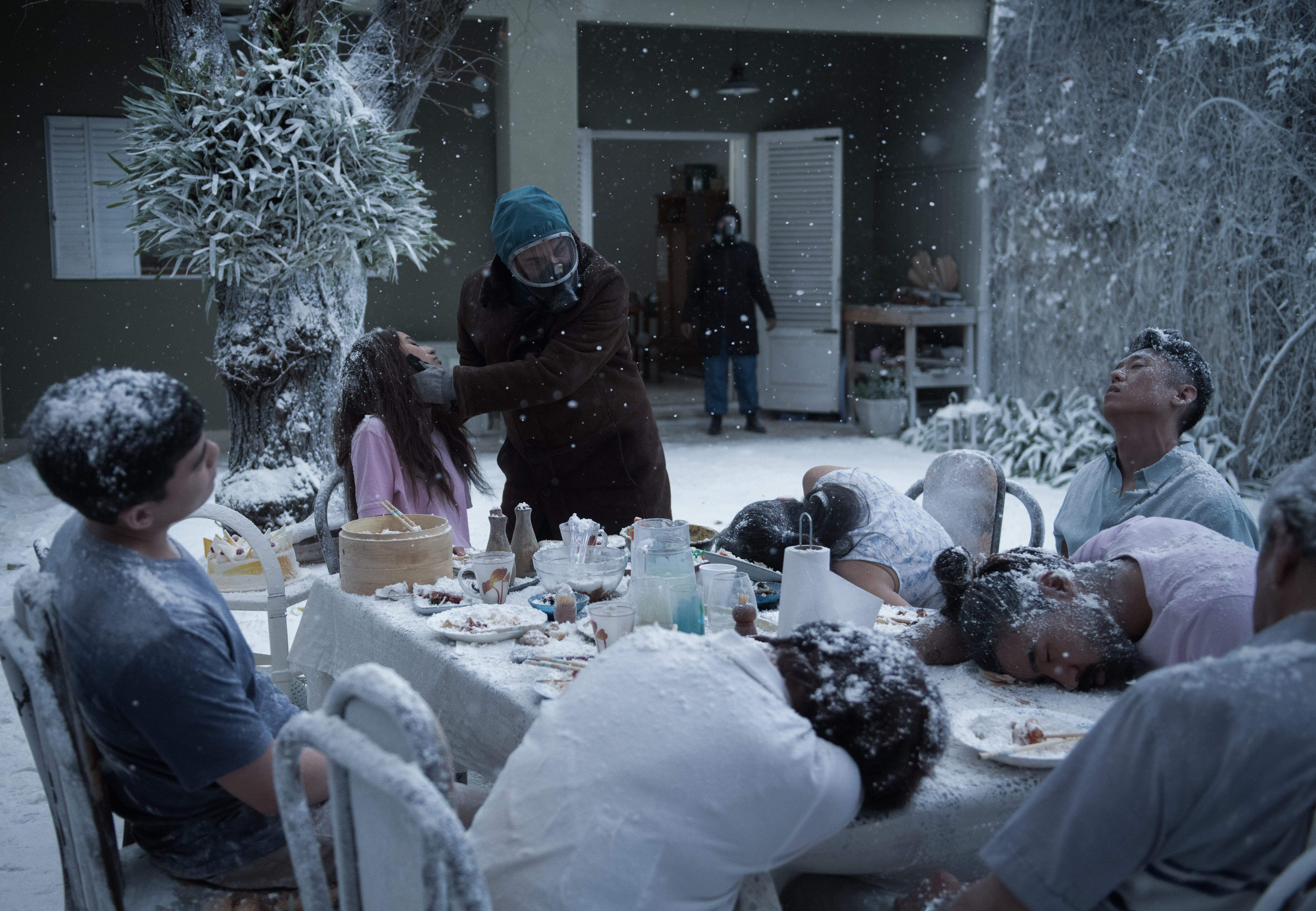 El Eternauta. (L to R) Ricardo Darín as Juan Salvo, Carla Peterson as Elena in El Eternauta. Cr. Marcos Ludevid / Netflix ©2025