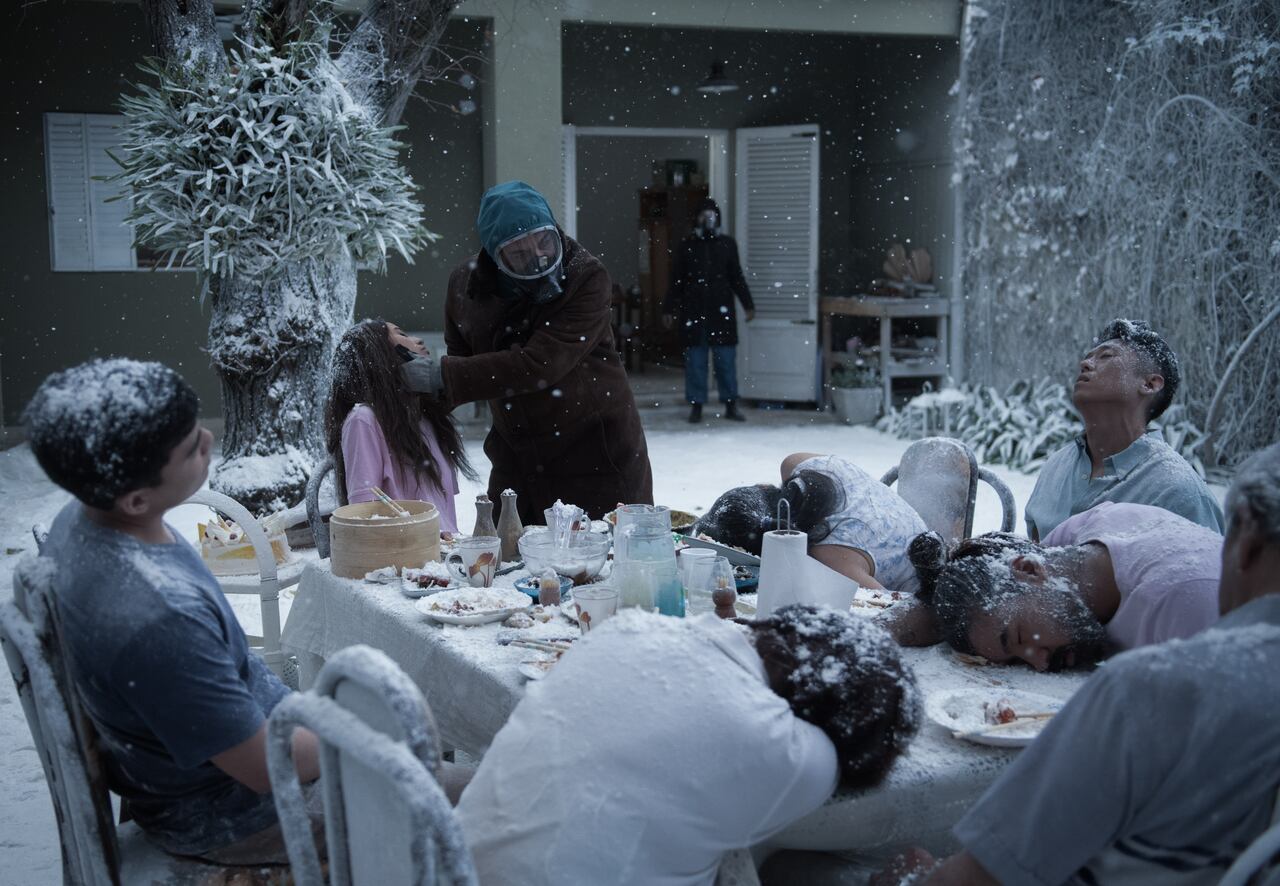 El Eternauta. (L to R) Ricardo Darín as Juan Salvo, Carla Peterson as Elena in El Eternauta. Cr. Marcos Ludevid / Netflix ©2025