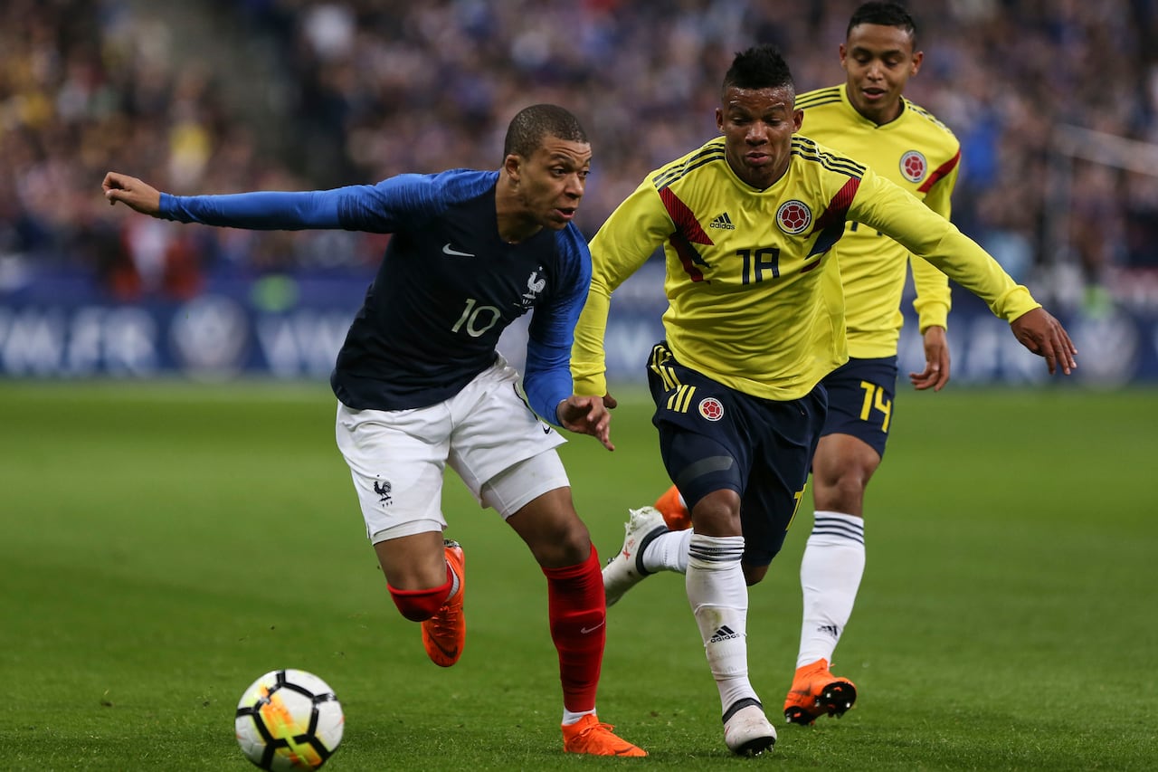 Frank Fabra, con la Selección Colombia, disputando un balón con Mbappé de Francia.