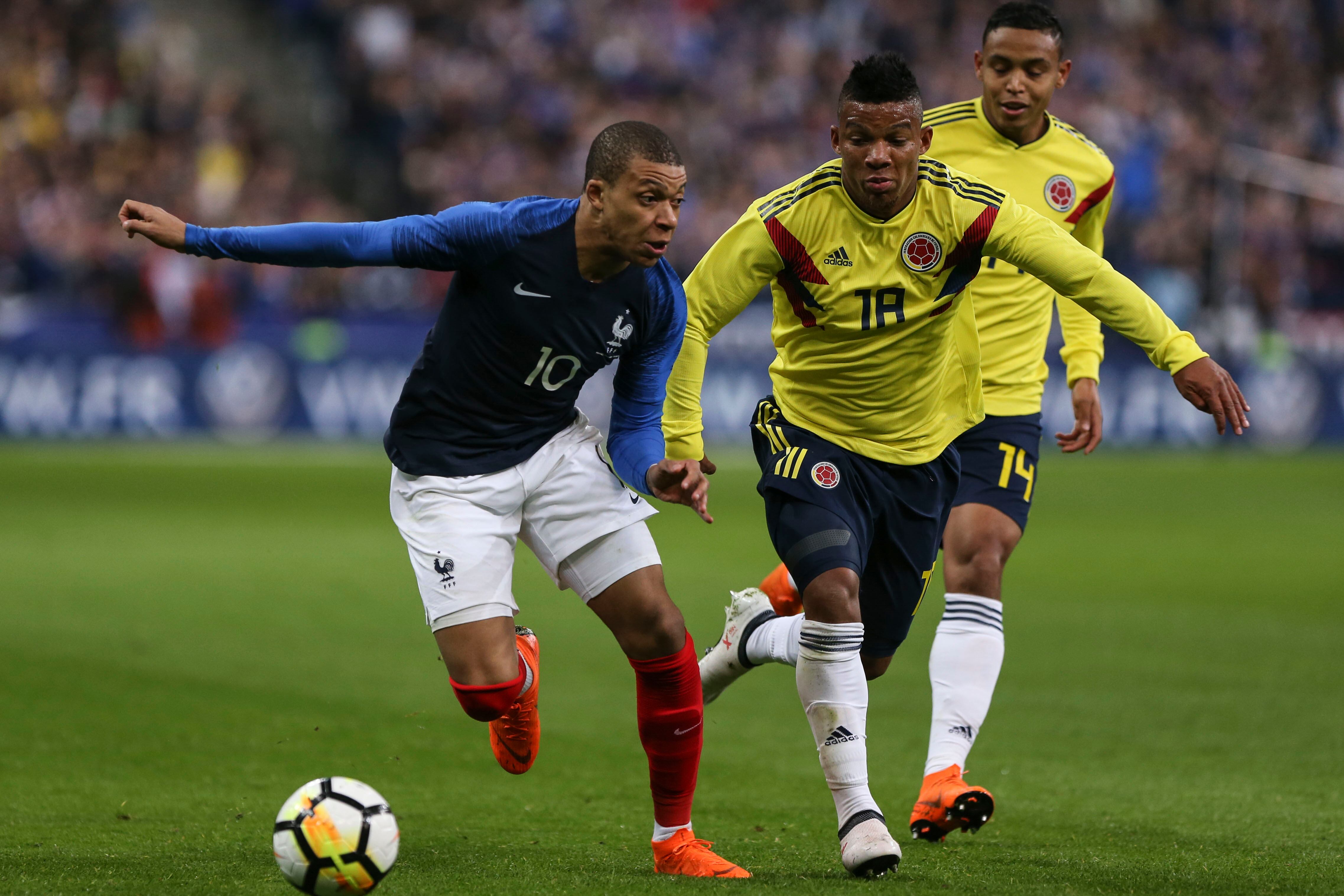Frank Fabra, con la Selección Colombia, disputando un balón con Mbappé de Francia.