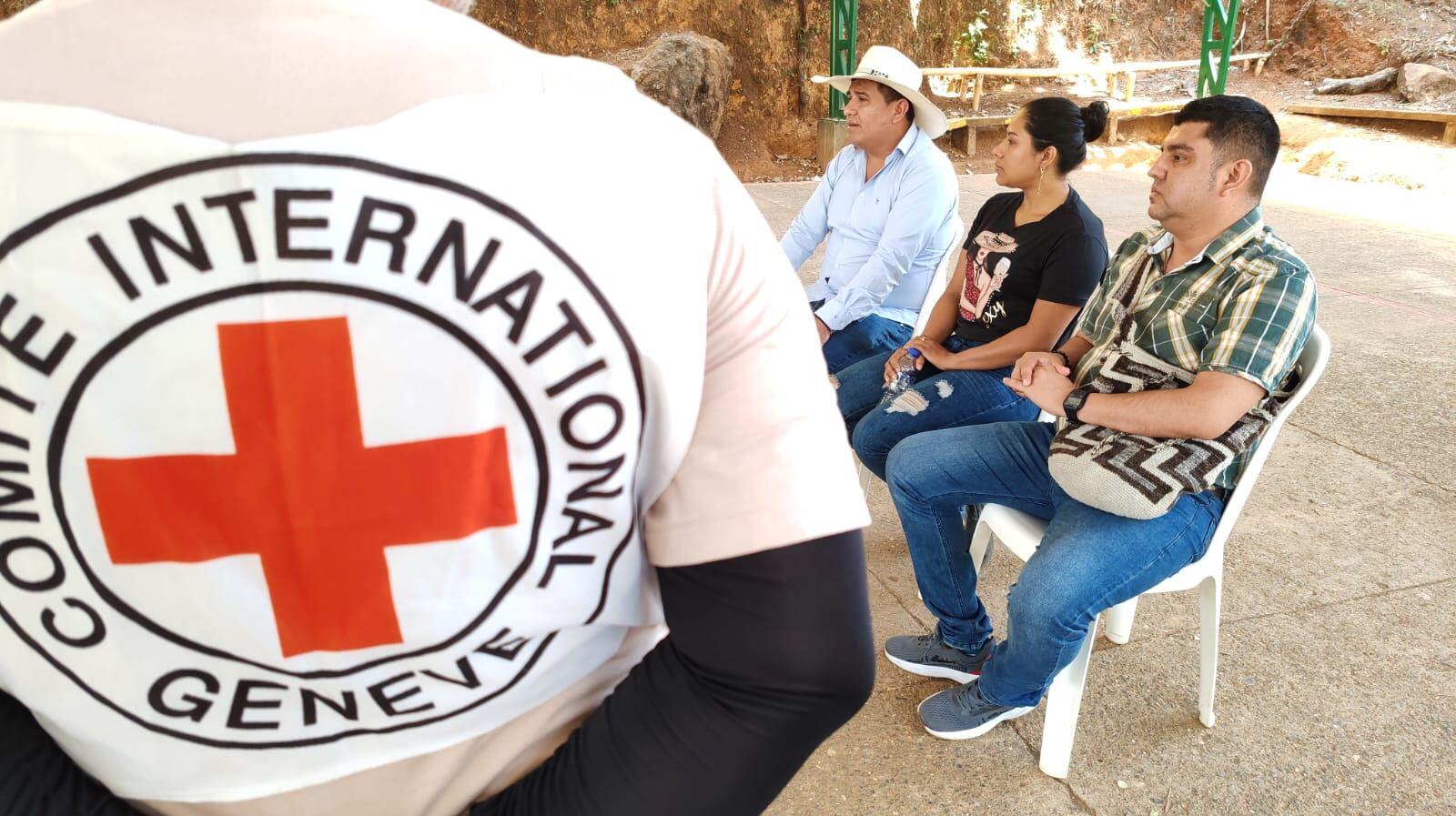 La concejal del municipio de Argelia, cauca, Sandra Betancourt fue entregada a un equipo humanitario del Comité Internacional de la Cruz Roja, el cual llegó al corregimiento de El Plateado para facilitar la liberación de la lideresa política.