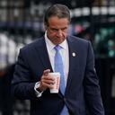 El gobernador de Nueva York, Andrew Cuomo se prepara para abordar un helicóptero después de anunciar su renuncia, martes, 10 de agosto, 2021, en Nueva York. Cuomo dice que renunciará a una aluvión de alegatos de acoso sexual. La decisión del gobernador democrático de tres términos, que entrará en vigencia en dos semanas, se anunció el martes como un impulso construido en la legislatura para eliminarlo por el juicio político. (AP Foto / Seth Wenig)