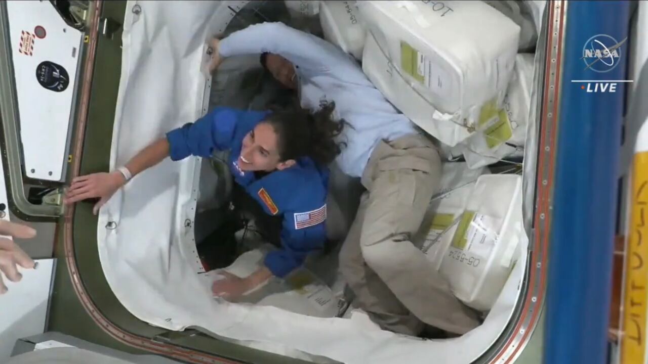 La primera en salir de la cápsula fue Jasmin Moghbeli, una de las dos comandantes de la misión, en representación de la NASA. Crew-7. Foto: x @NASA.