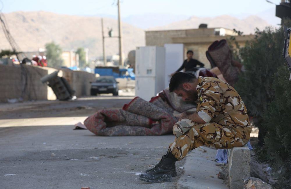 Un terremoto de 7.3 grados en la escala de Richter tuvo como epicentro la montañosa frontera entre Irán e Irak. Ha causado al menos 415 muertos y más de 7.000 heridos, la gran mayoría del lado iraní. El Ejército y los equipos de rescate continuan sus trabajos cerca de las construcciones parcialmente colapsadas en ambos paises. Foto: Fatemeh Bahrami - Agencia Anadolu