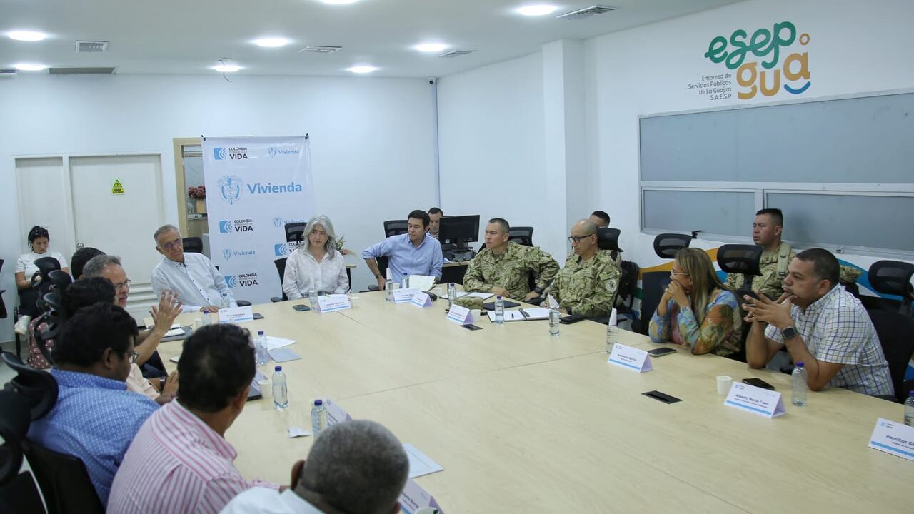 Integrantes del Gobierno Petro en reunión con alcaldes en La Guajira.