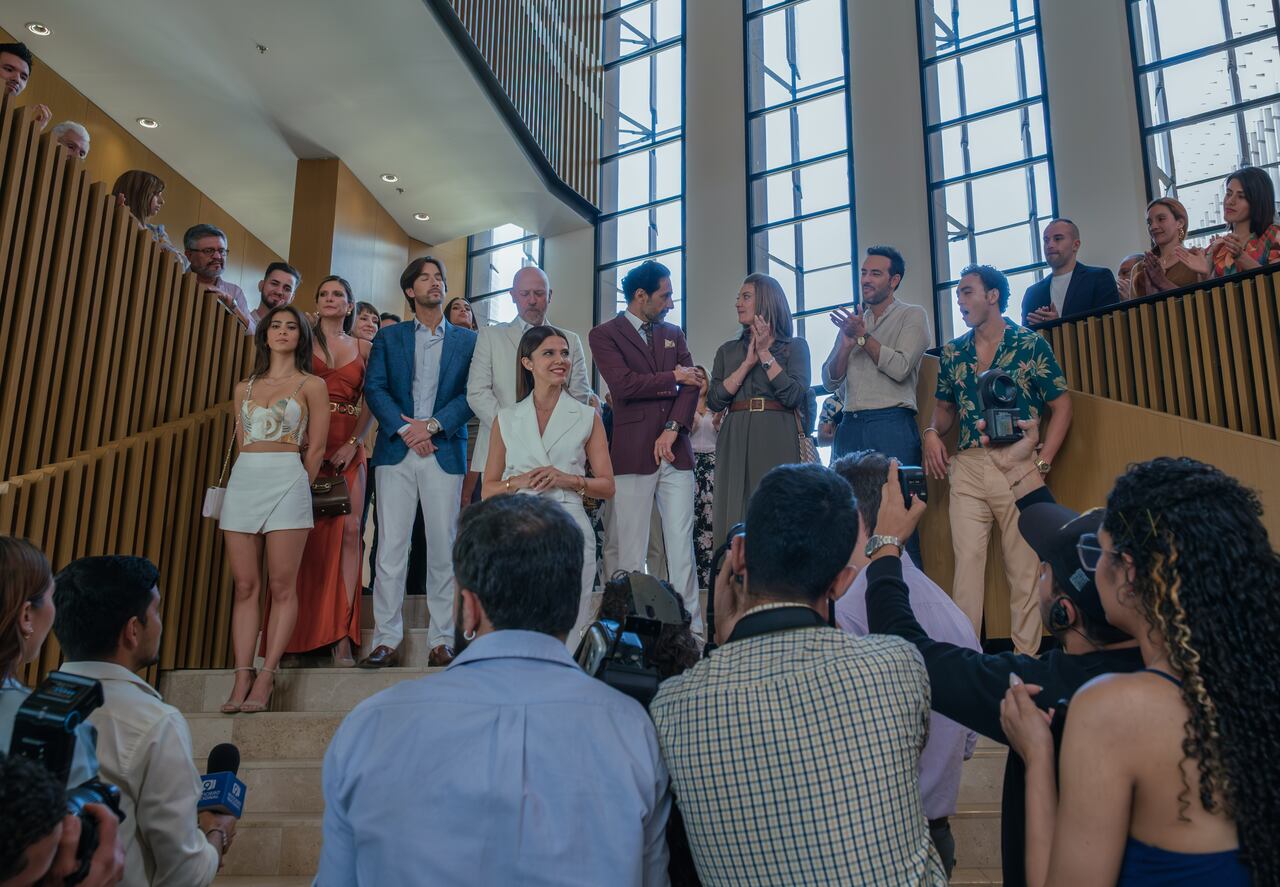 Medusa (De izquierda a derecha) Juanita Molina como Viviana, Mabel Moreno como Úrsula, Carlos Torres como Cristian, Diego Trujillo como Damián Hidalgo, Juana Acosta como Bárbara Hidalgo, Luis Fernando Hoyos como Camilo, Adriana Arango como Jaqueline, Sebastián Martínez como Esteban, Sebastián Osorio como Jacobo en Medusa