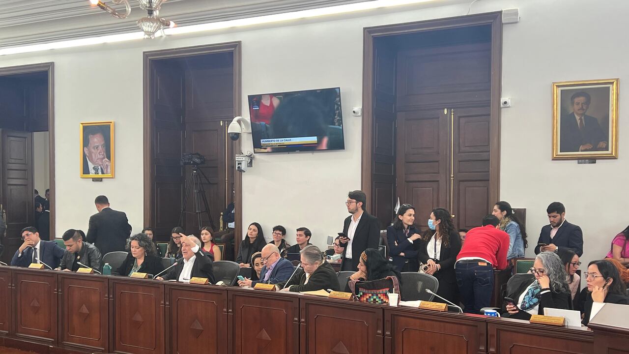 La Comisión Primera del Senado discute el tercer debate del proyecto de ley que busca prohibir el matrimonio infantil en Colombia.