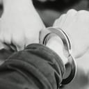 El adolescente de 14 años agredió a los dos menores con un arma de fuego.