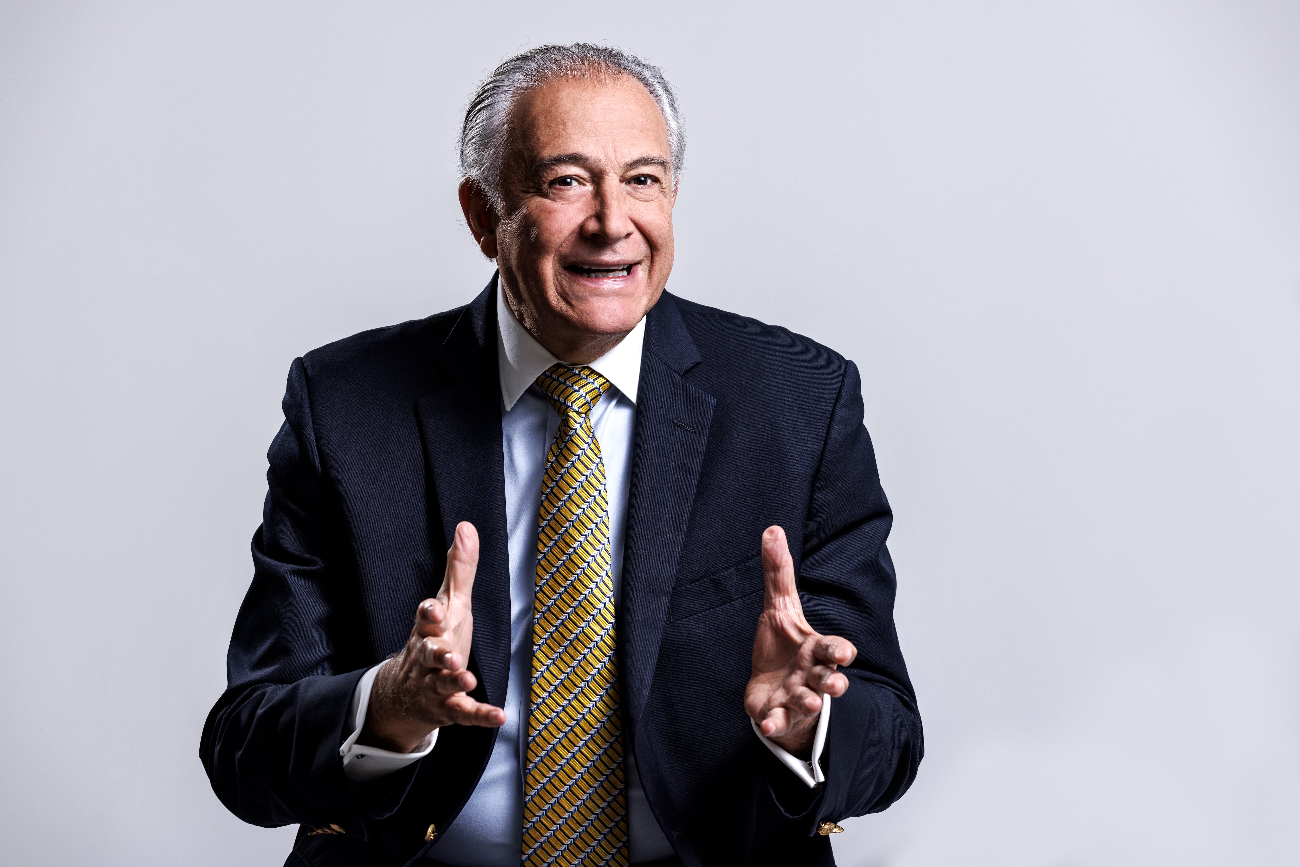 Los uniformados deberían votar”: el general (r) Óscar Naranjo habla de las elecciones de 2026, de seguridad, y de Uribe y Santos